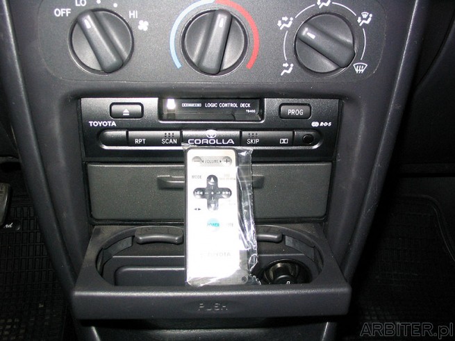 Fabryczne radio Toyota Corolla z miękką mechaniką i pilotem. Corolla E11 FL