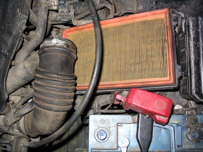 Zdjęta pokrywa filtra powietrza, widoczny stary oryginalny filtr powietrza Toyota
