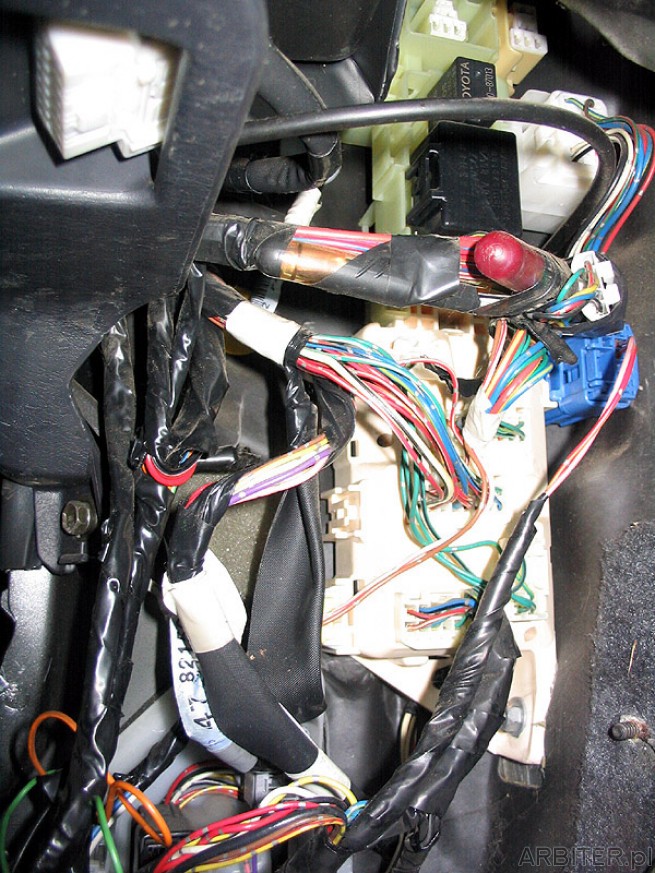 Panel bezpieczników Corolla E11 pod lewą nogą. Widoczne