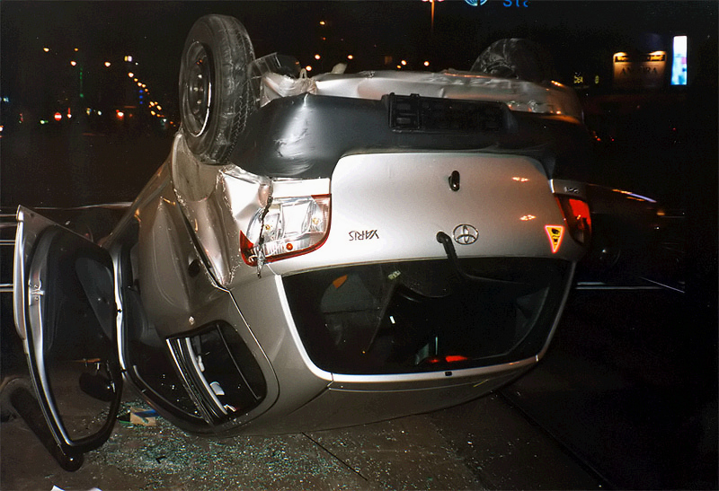 Toyota Yaris wykonała <b>dachowanie</b>.