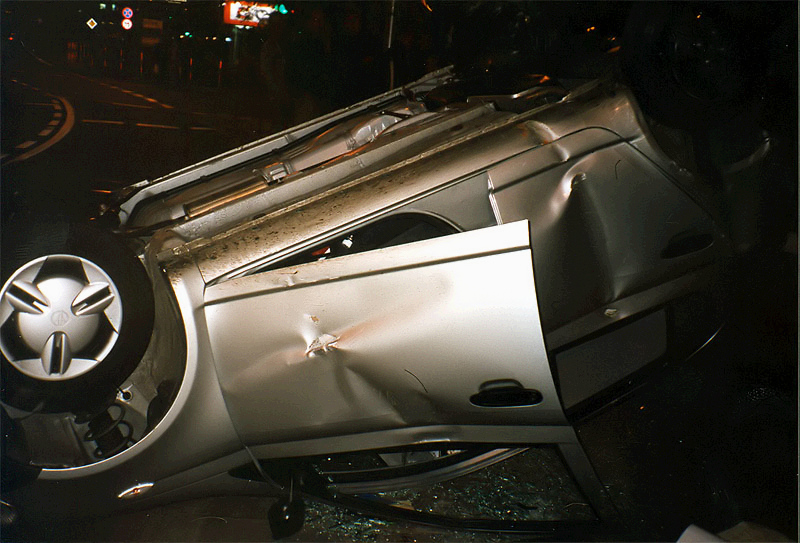 <b>Toyota Yaris</b> - Gdy samochód leżał na dachu, odpiąłem pasy i wyczołgałem ...